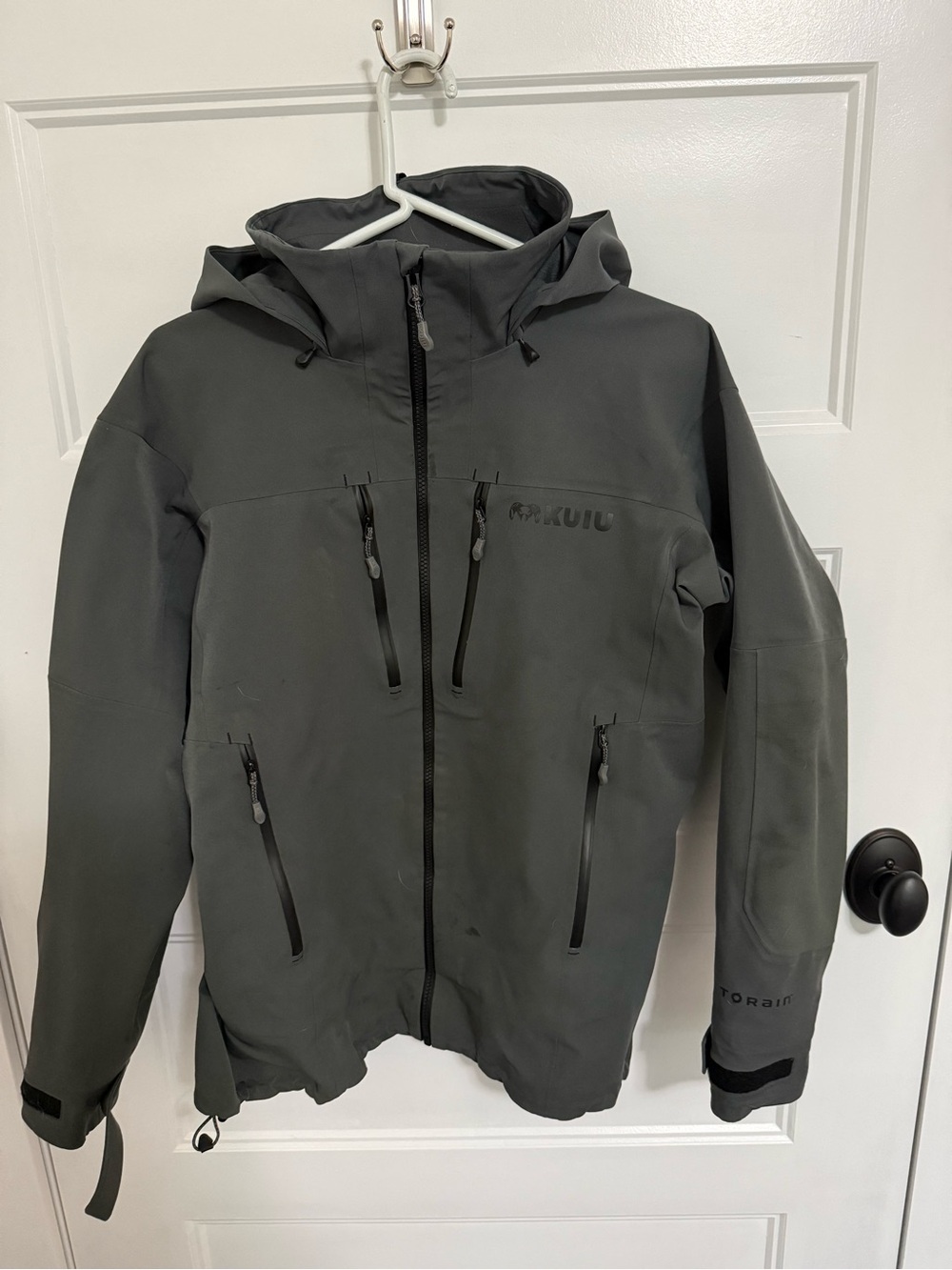KUIU Men's Hooded Performance Softshell Jacket - Charcoal Gray